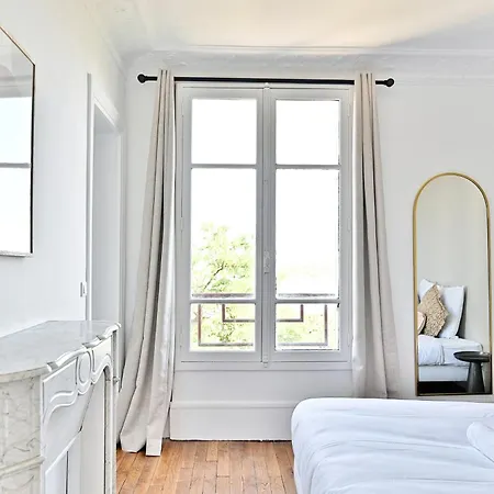 Lumineux Banlieue Parisienne - *