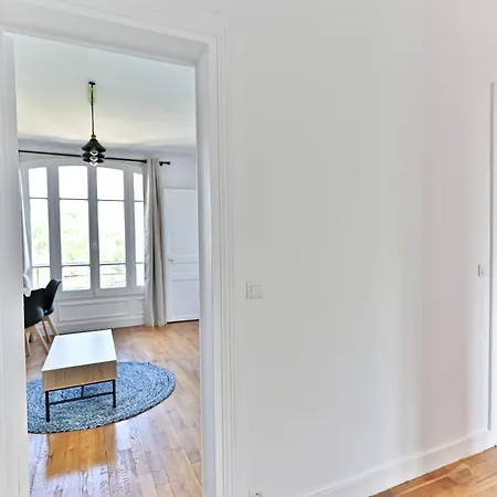 Lumineux Banlieue Parisienne - *