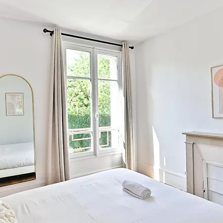Lumineux Banlieue Parisienne - *